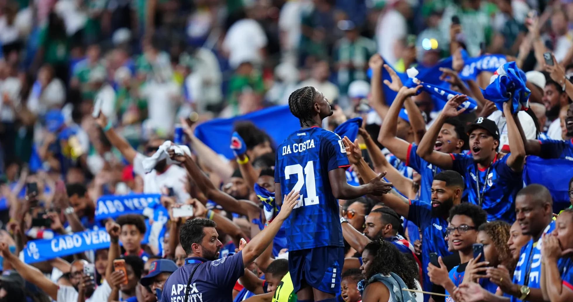 Aficionados de Cabo Verde celebrando en el estadio