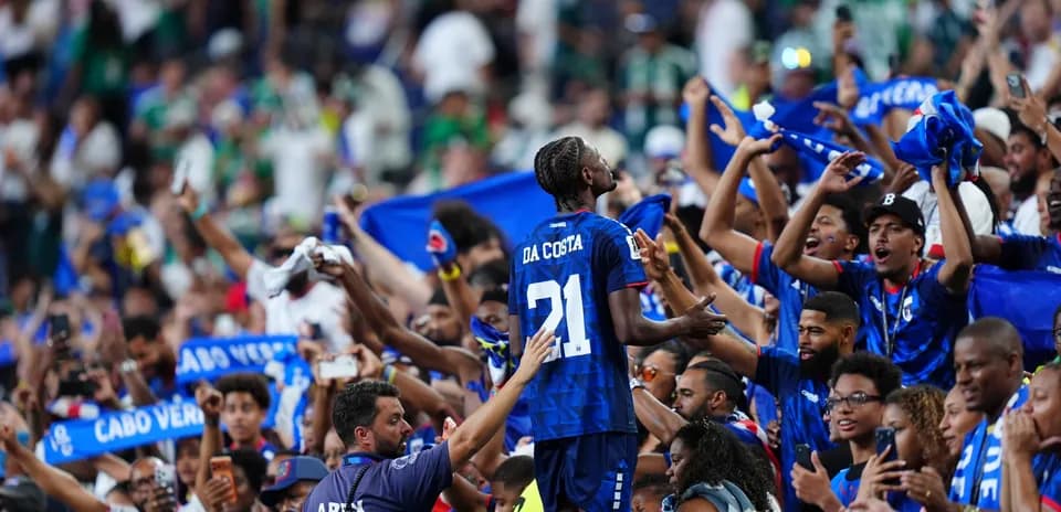 Aficionados de Cabo Verde celebrando en el estadio