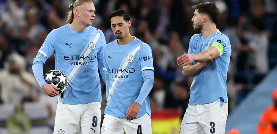 Jugadores de Manchester City en el campo después de jugada