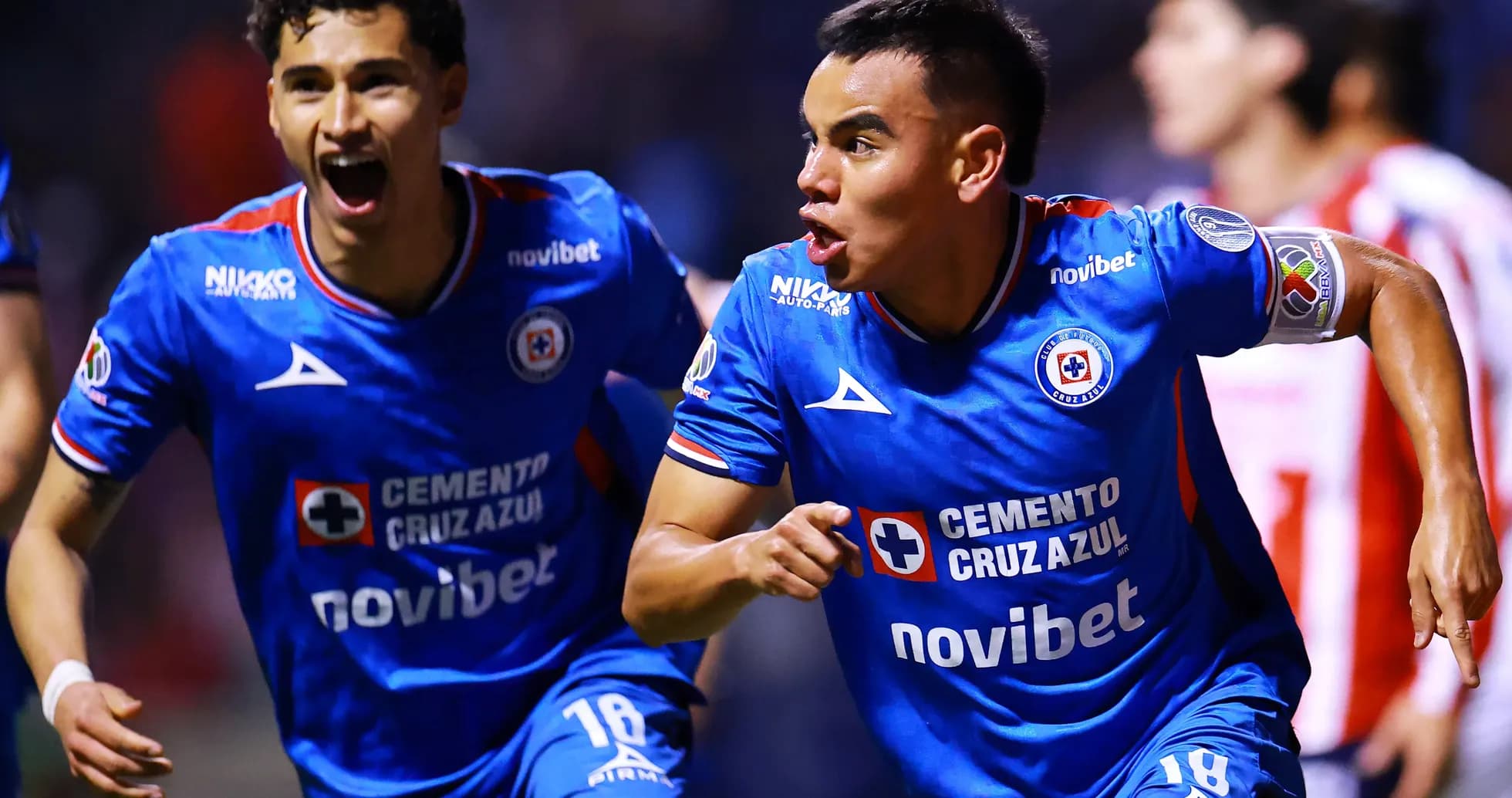 Jugadores de Cruz Azul celebrando un gol