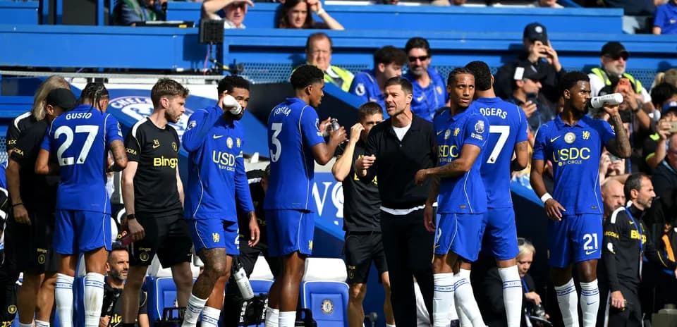 Jugadores de Chelsea en la banca durante partido