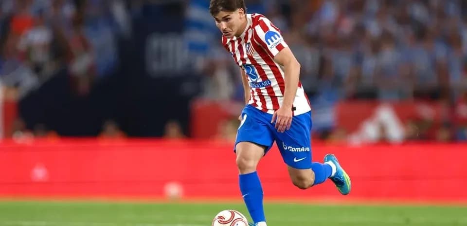 Jugador de Atlético de Madrid corriendo con el balón