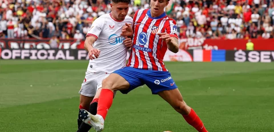 Jugadores de Sevilla y Atlético de Madrid en acción