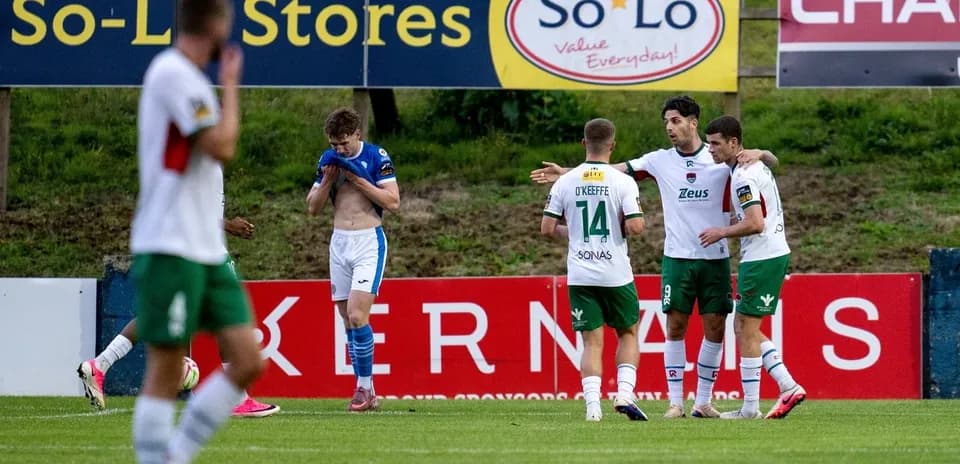 Jugadores celebrando un gol en el campo de fútbol