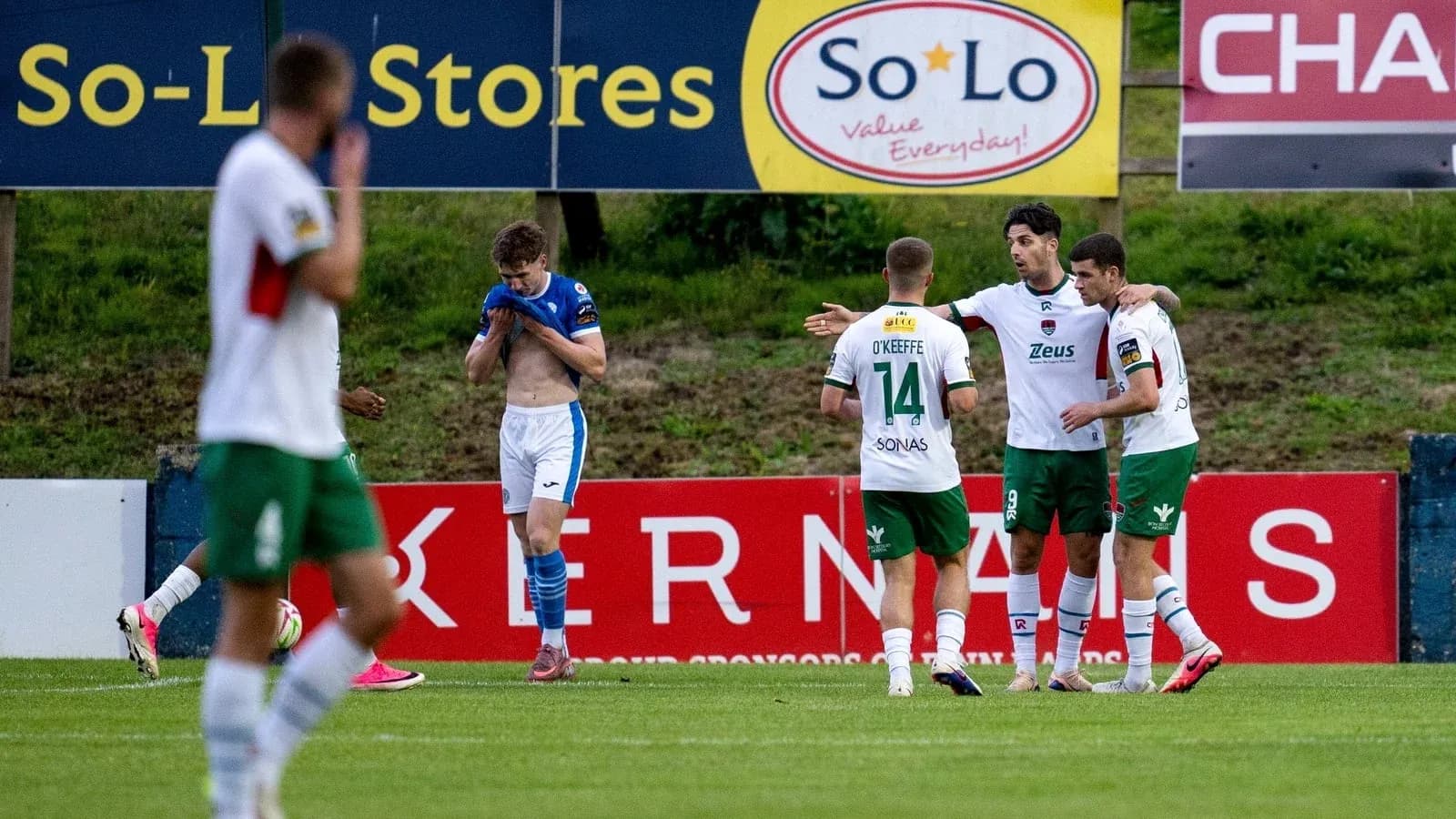 Jugadores celebrando un gol en el campo de fútbol