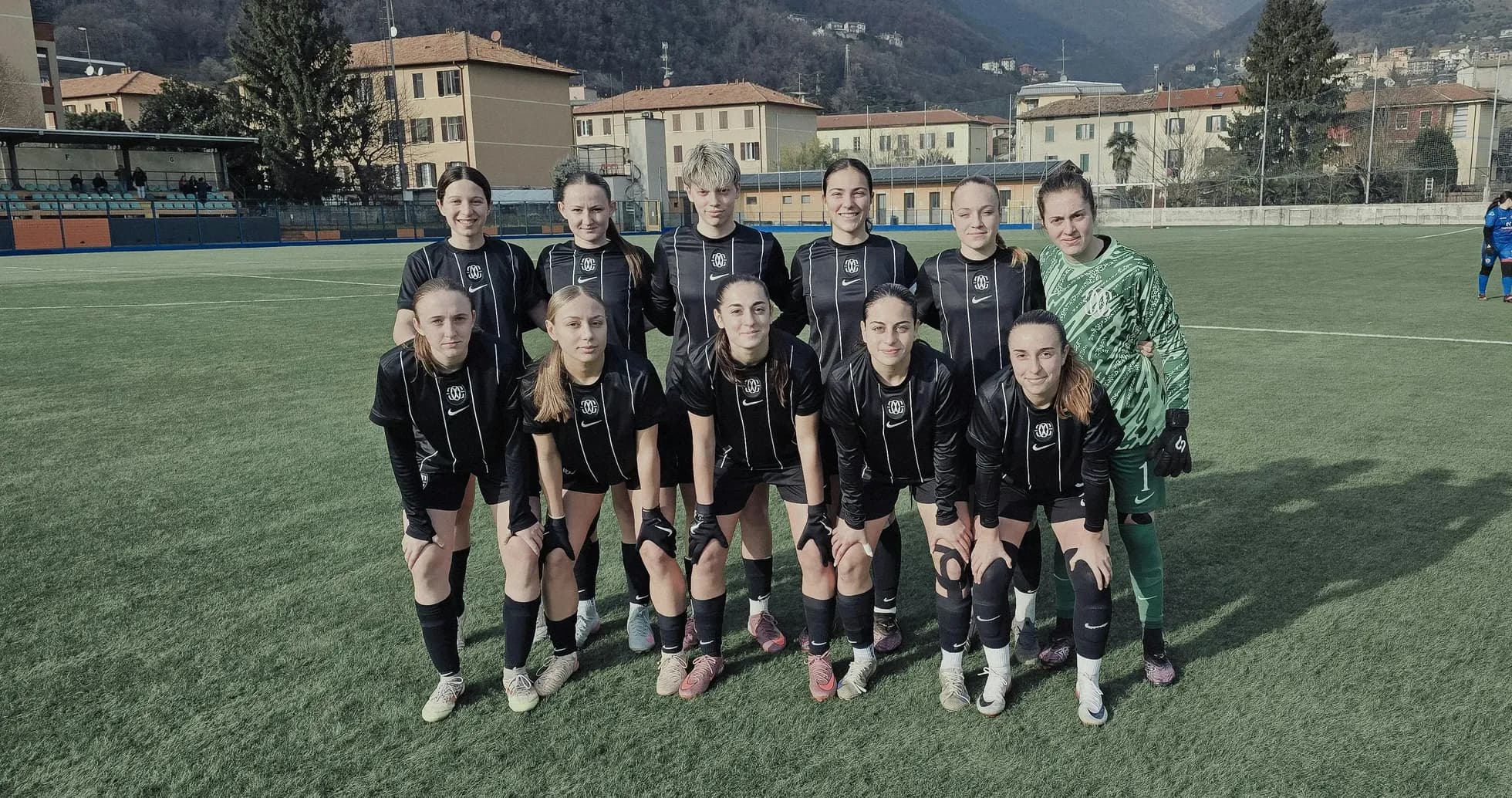 Equipo femenino de fútbol de Como W posando