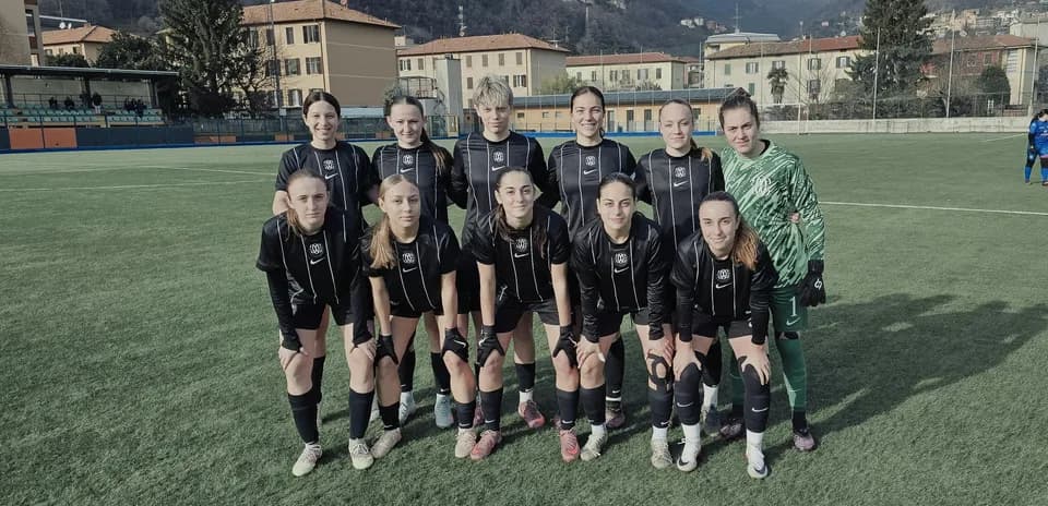 Equipo femenino de fútbol de Como W posando