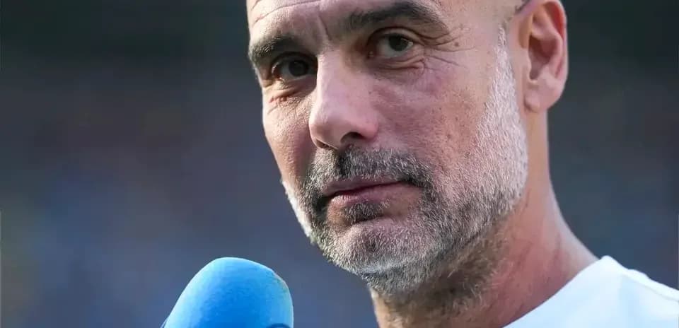 Entrenador hablando con micrófono en mano
