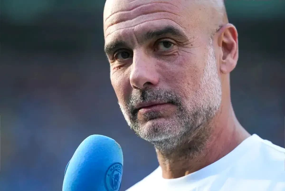 Entrenador hablando con micrófono en mano