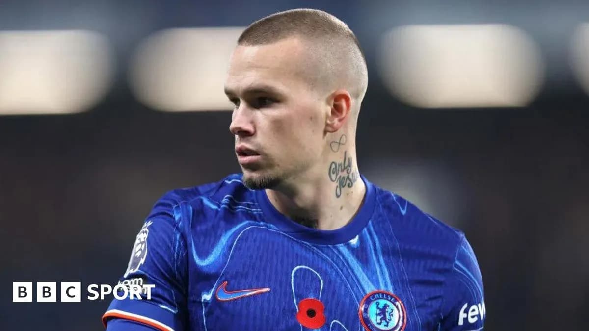 Jugador de Chelsea en uniforme azul durante partido