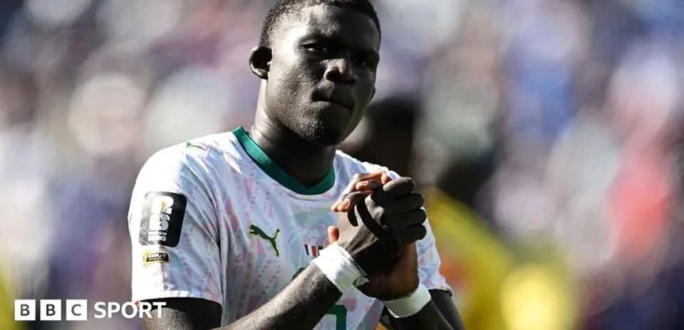 Jugador de fútbol con camiseta de Senegal, aplaudiendo