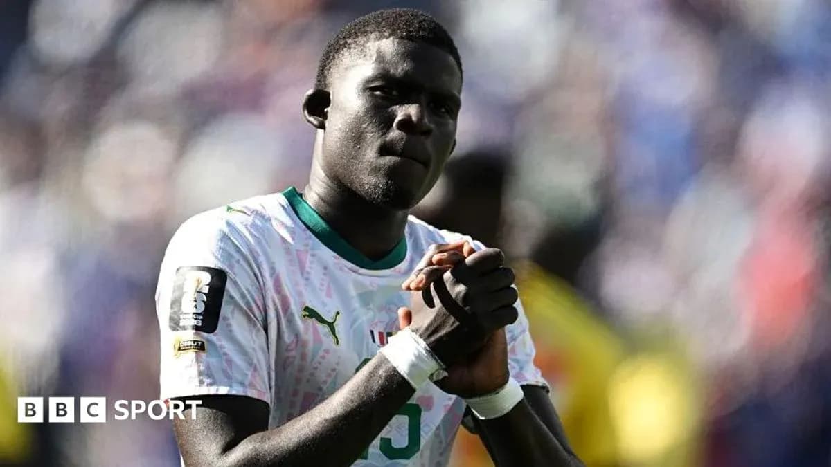 Jugador de fútbol con camiseta de Senegal, aplaudiendo