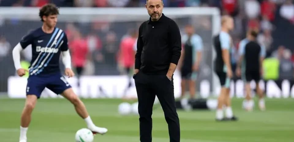 Entrenador observando calentamiento de jugadores en campo