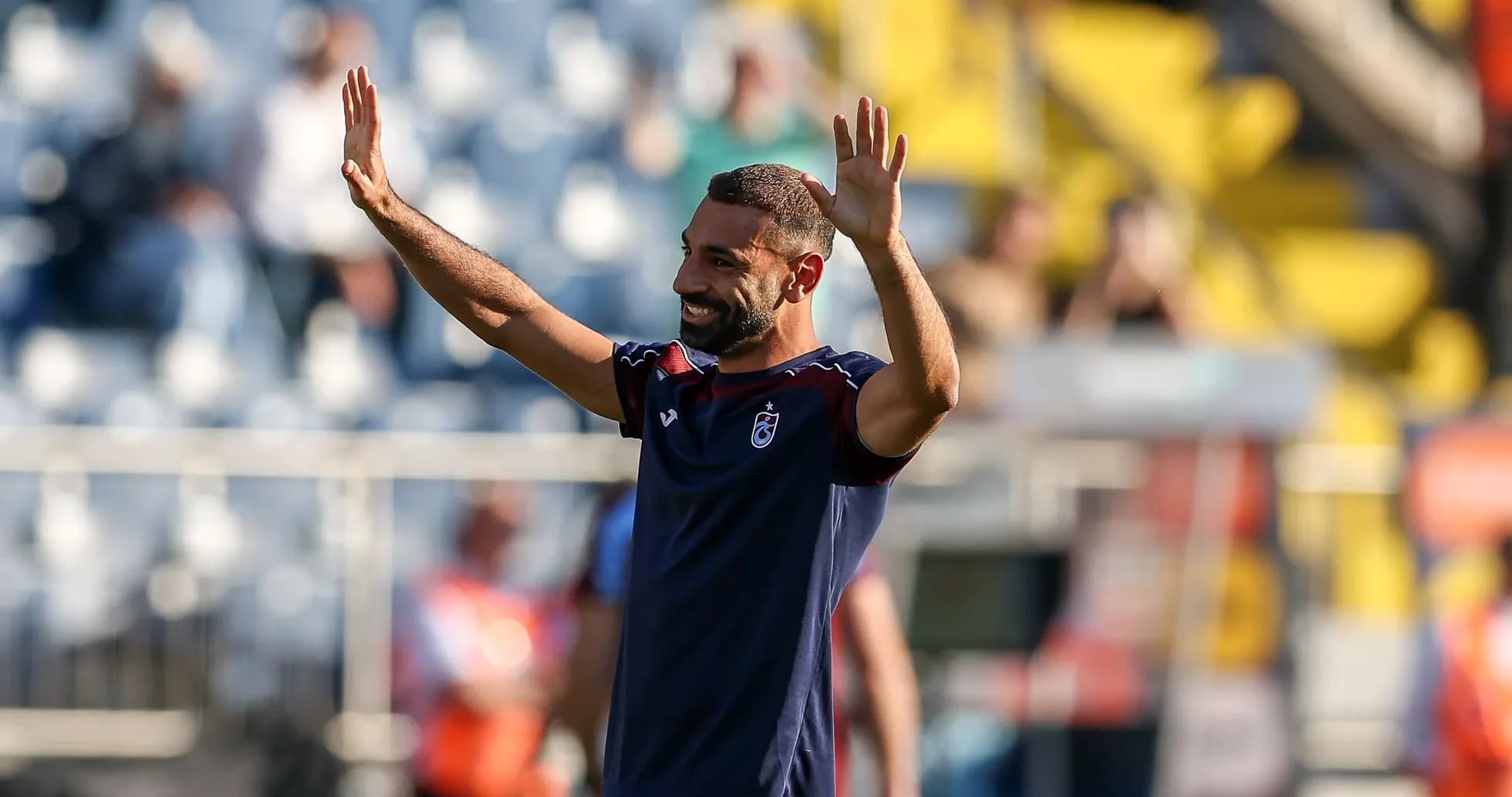 Jugador saludando a la afición en el estadio