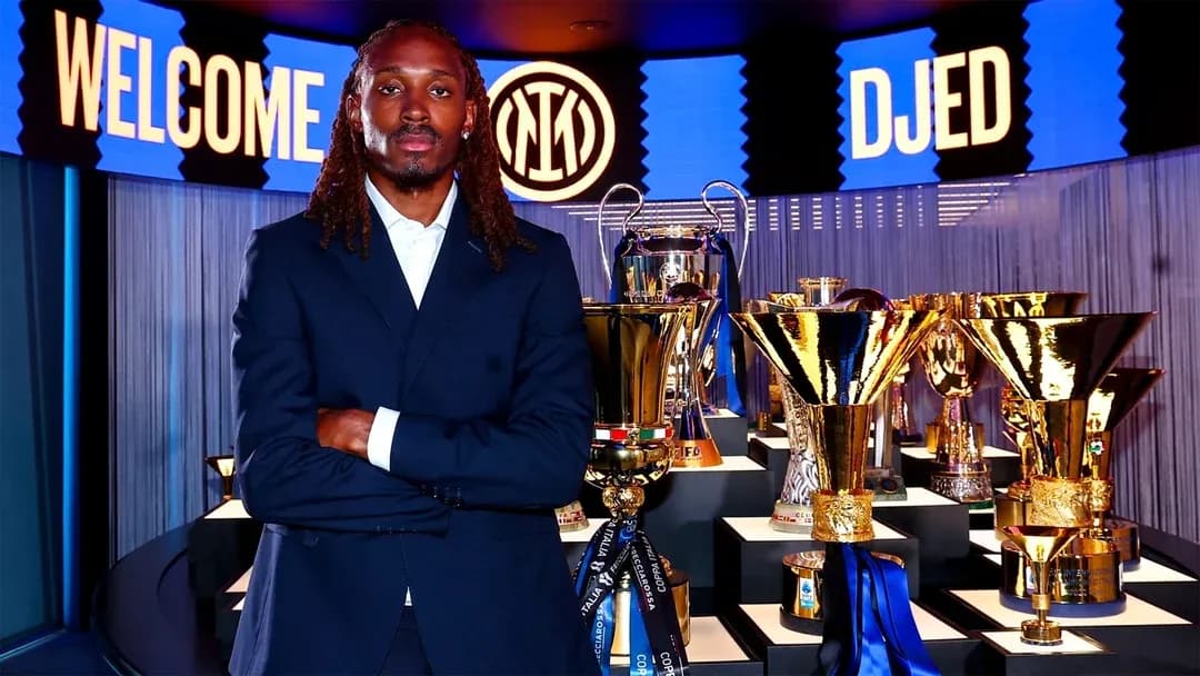 Jugador posando frente a trofeos en presentación