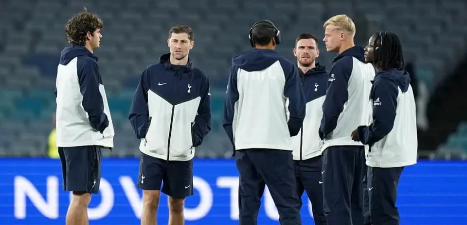 Jugadores de Tottenham charlando en el campo