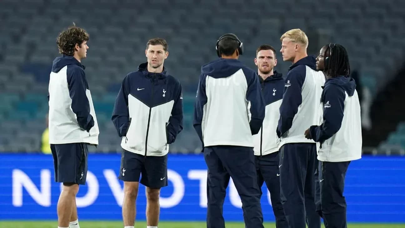 Jugadores de Tottenham charlando en el campo