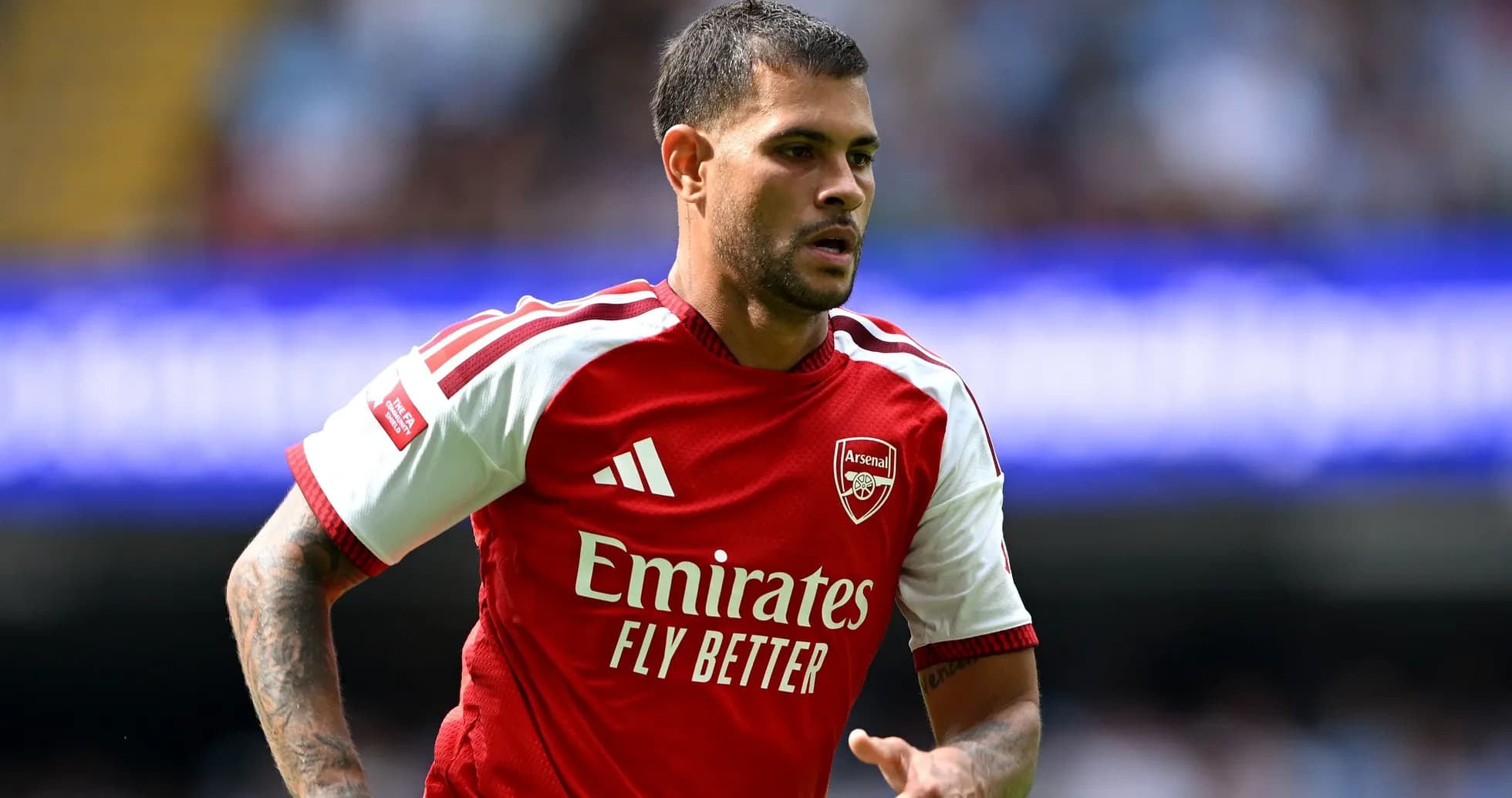 Jugador de Arsenal corriendo en el campo