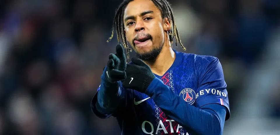 Jugador de PSG señalando durante un partido