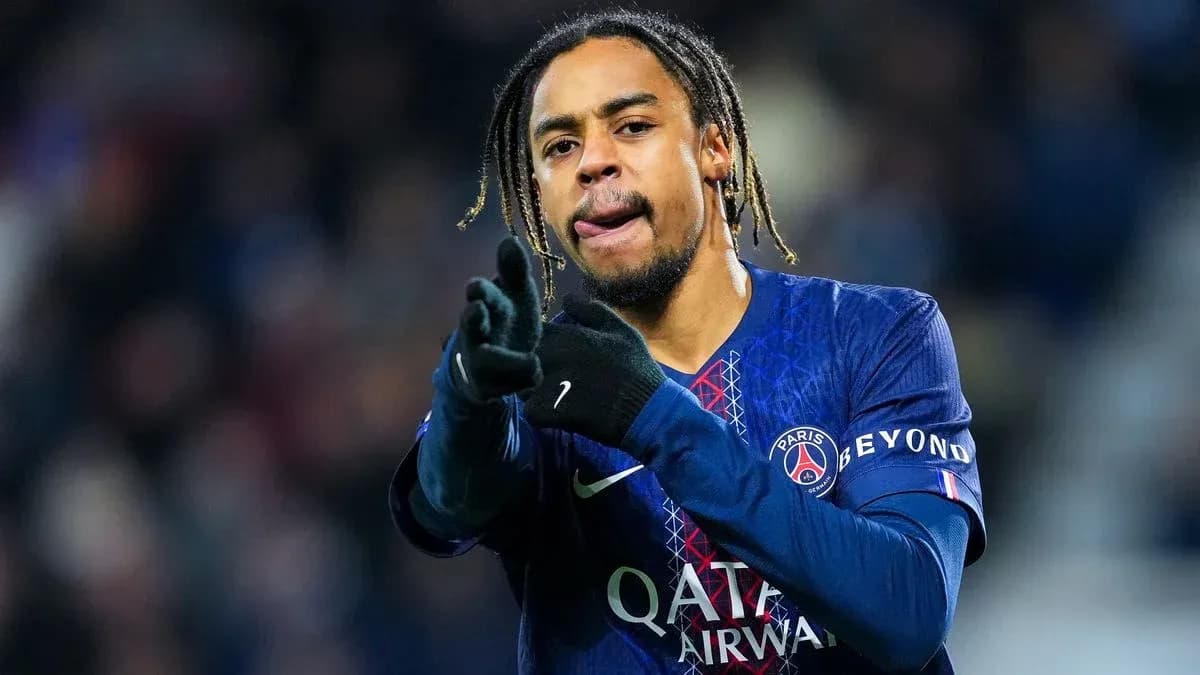 Jugador de PSG señalando durante un partido
