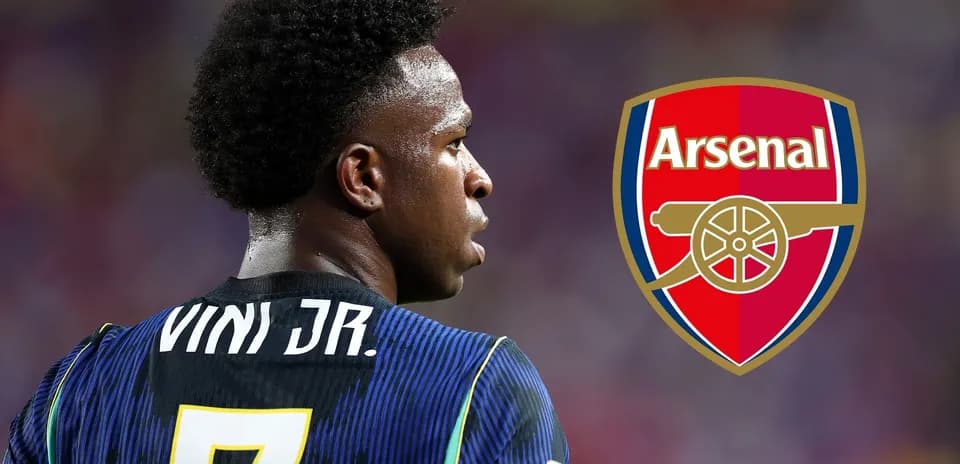 Jugador mirando hacia un logo de Arsenal