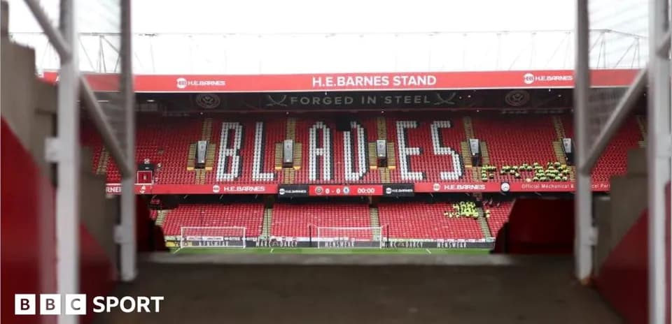 Vista del estadio con 'BLADES' en las gradas