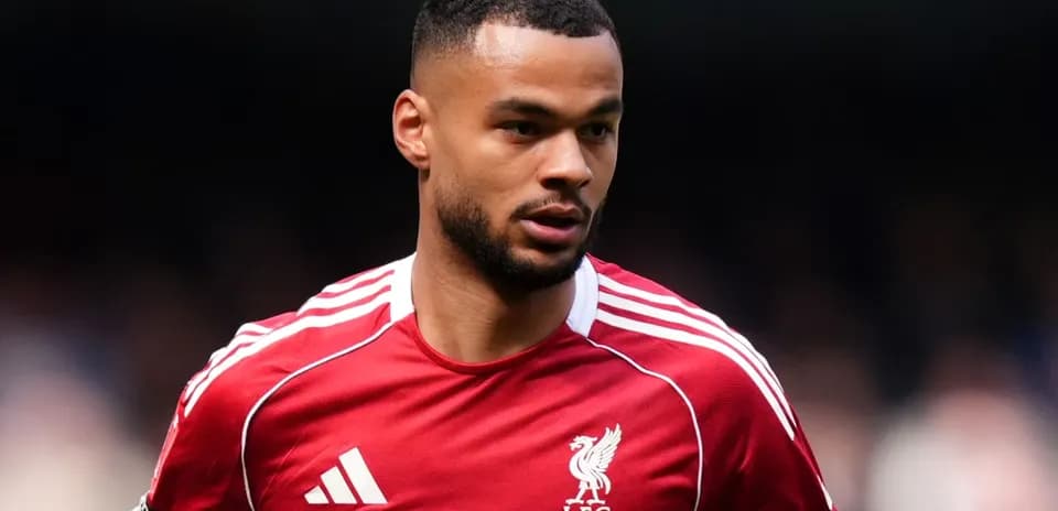 Jugador de Liverpool en acción durante el partido