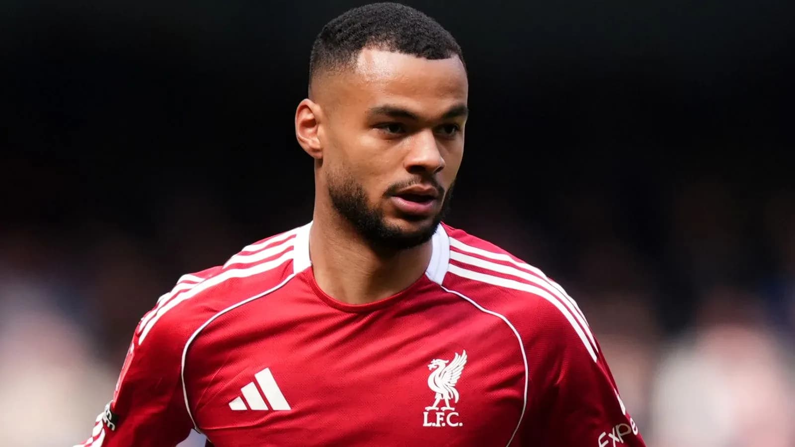 Jugador de Liverpool en acción durante el partido