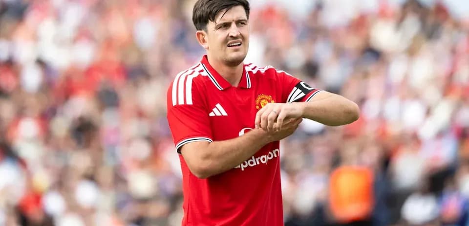 Jugador de Manchester United ajustando su muñeca en el campo