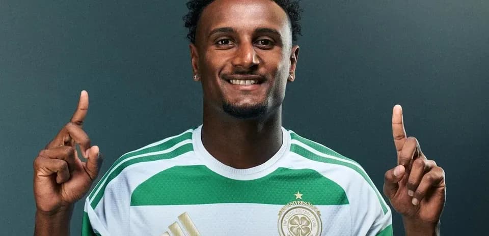 Jugador de fútbol posando con camiseta del Celtic