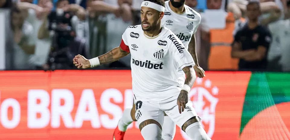 Neymar corriendo con el balón durante un partido