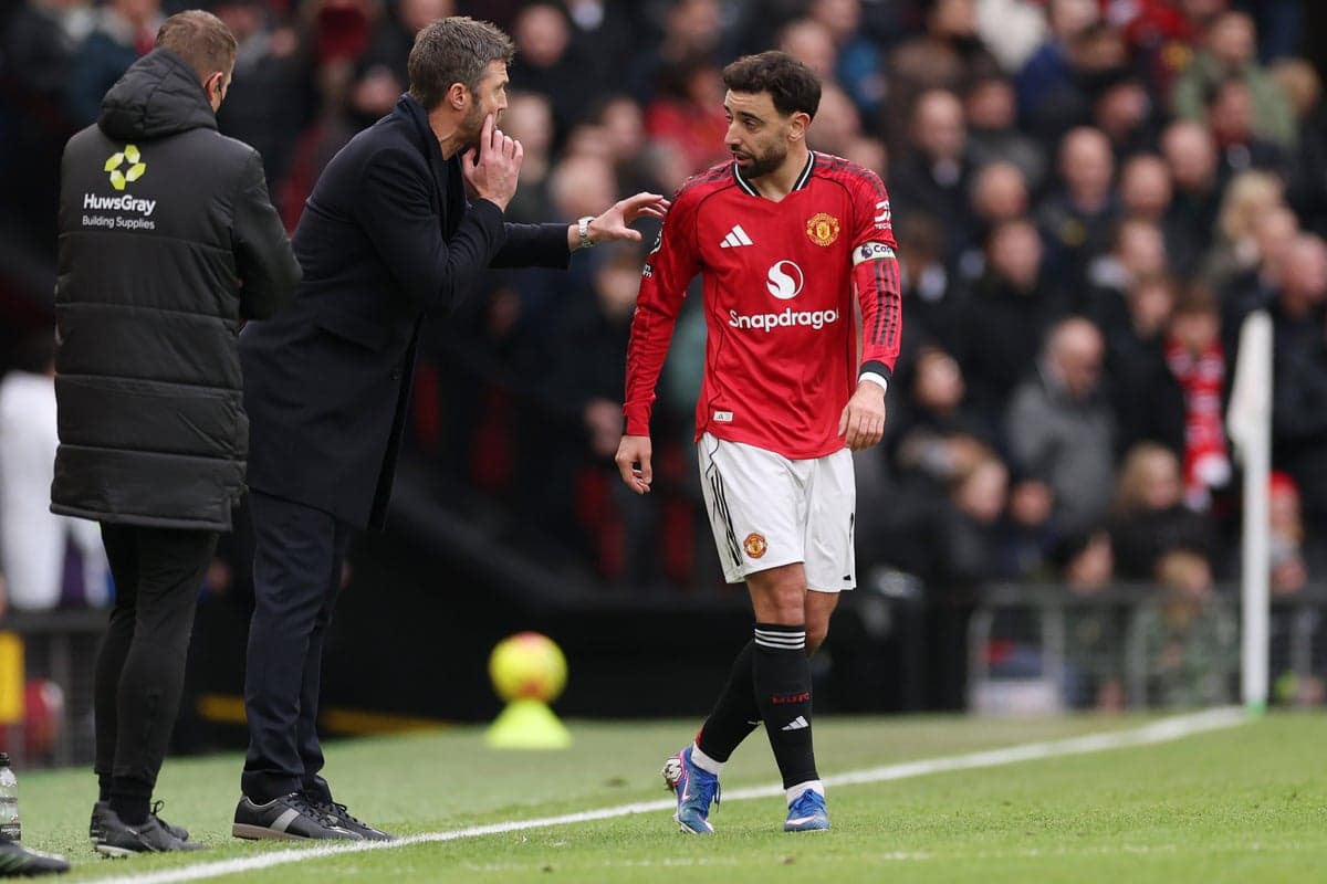 Entrenador dando instrucciones a jugador en el banquillo