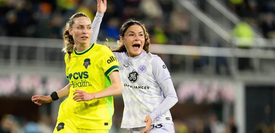 Jugadoras de Racing Louisville y Portland Thorns en acción