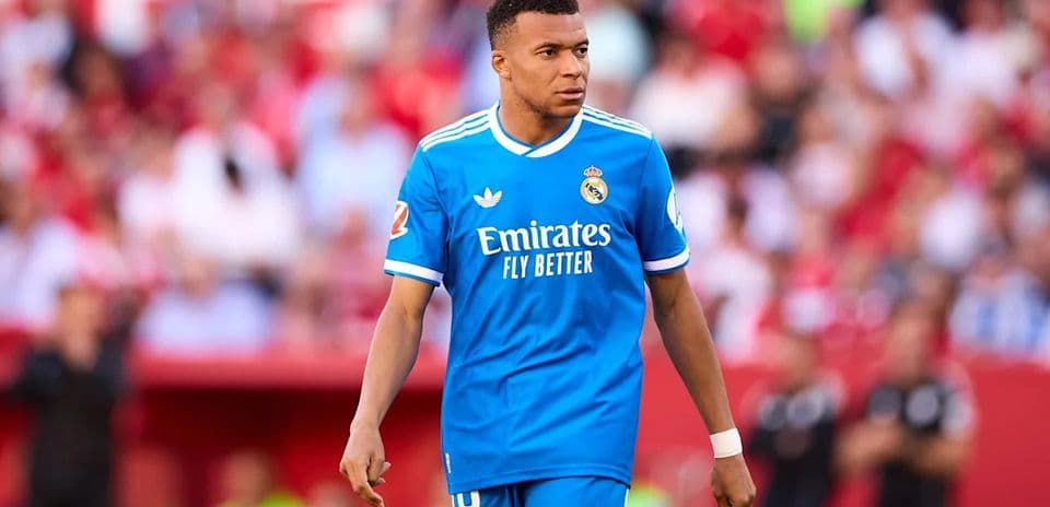 Jugador de Real Madrid en uniforme azul durante partido