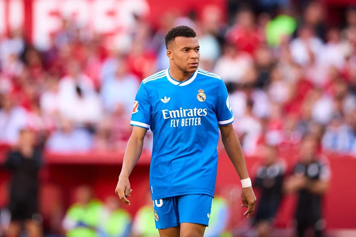Jugador de Real Madrid en uniforme azul durante partido