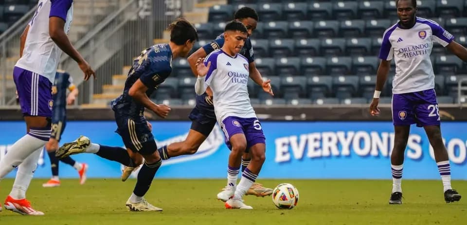 Jugador de Orlando City II en acción durante el partido