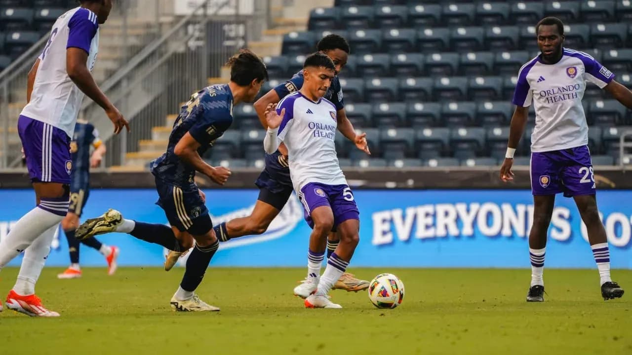 Jugador de Orlando City II en acción durante el partido