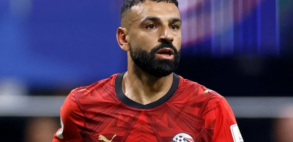 Jugador de fútbol con camiseta roja en acción