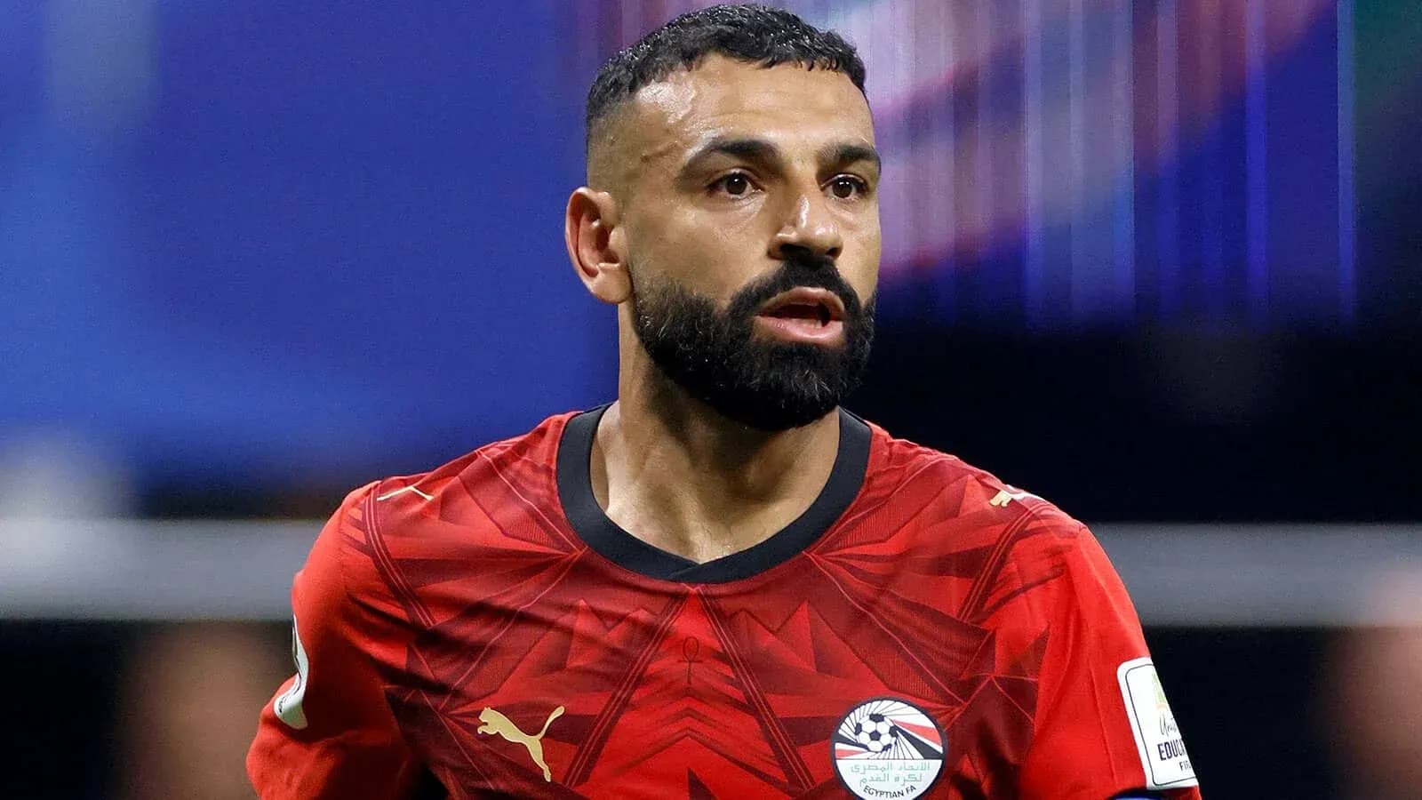 Jugador de fútbol con camiseta roja en acción