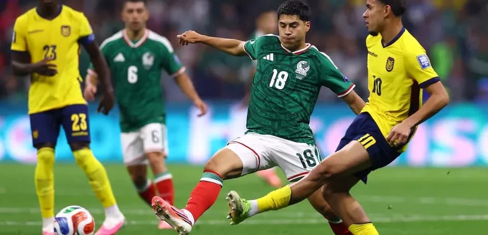Jugador mexicano desafiando a jugador ecuatoriano