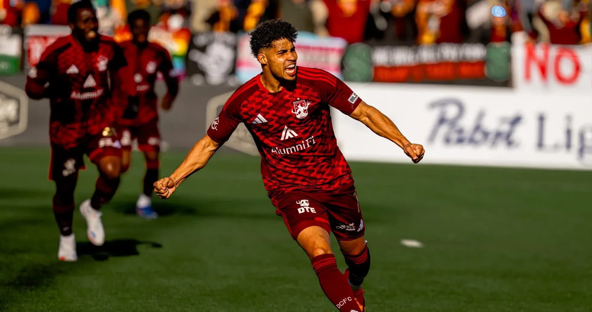 Jugador celebrando un gol en el partido
