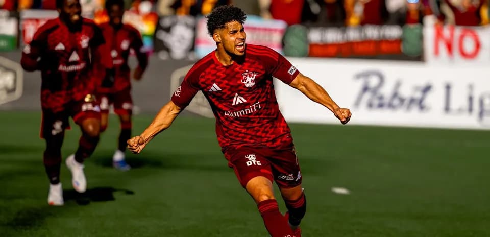 Jugador celebrando un gol en el partido