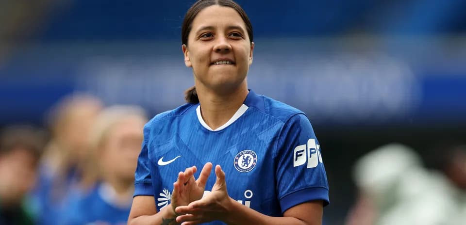 Jugadora de Chelsea aplaudiendo en el campo