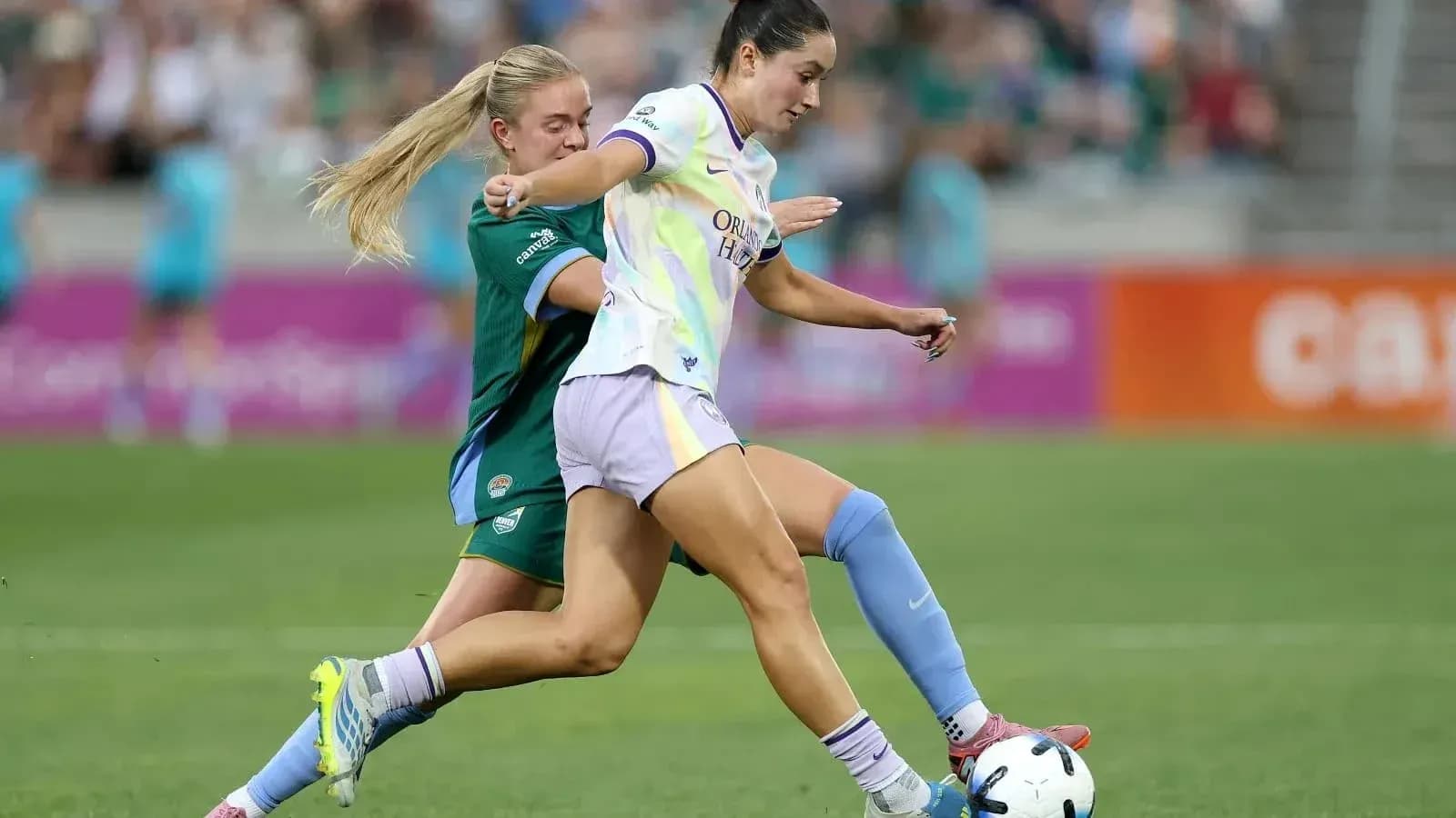 Jugadora de Orlando Pride en acción durante el partido