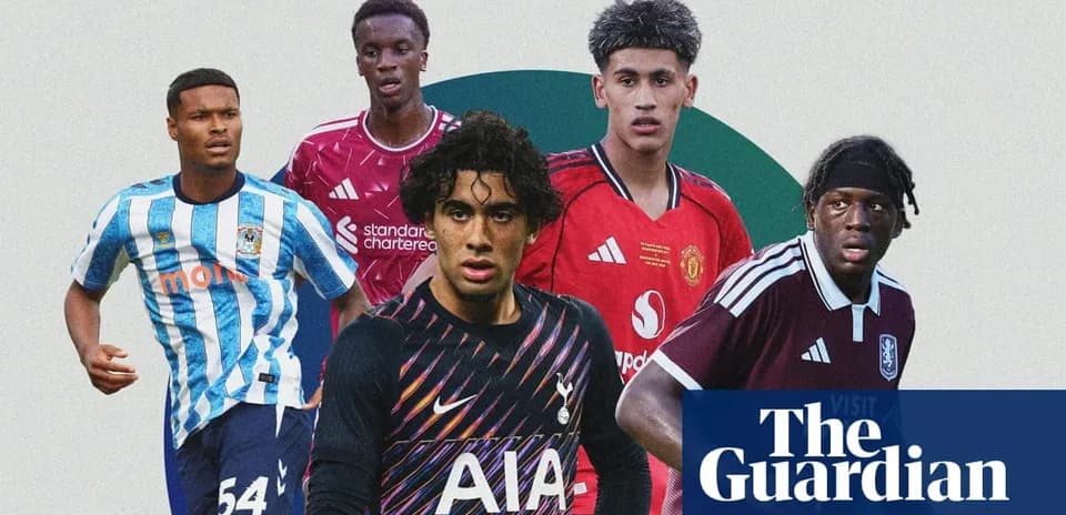Cinco jugadores de fútbol en uniformes de clubes