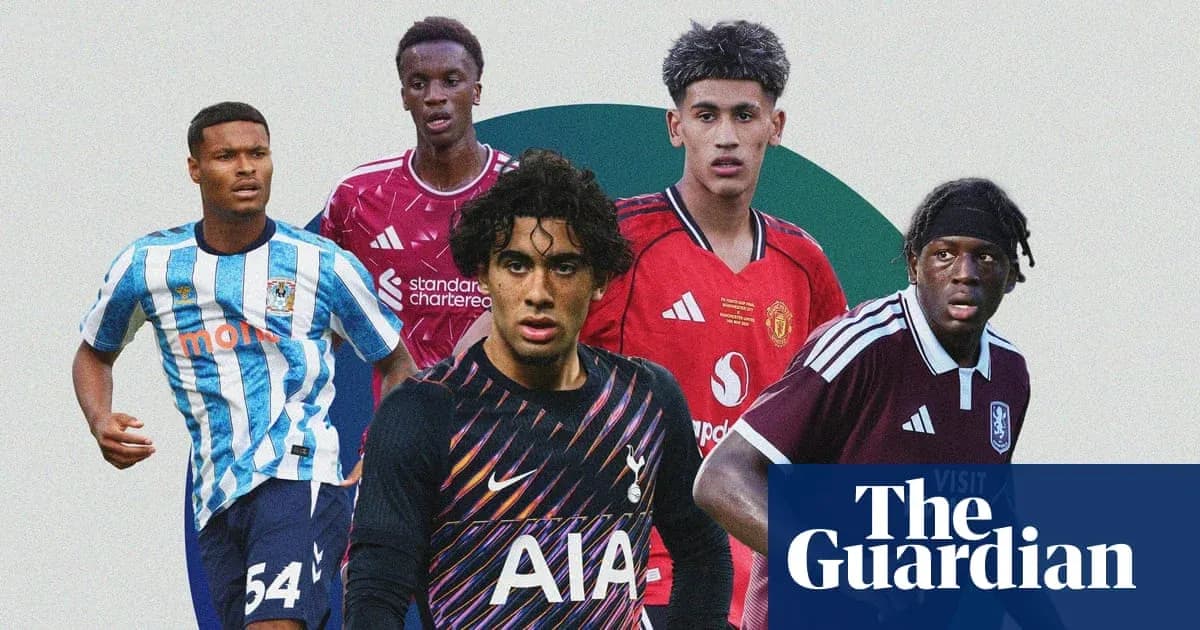Cinco jugadores de fútbol en uniformes de clubes