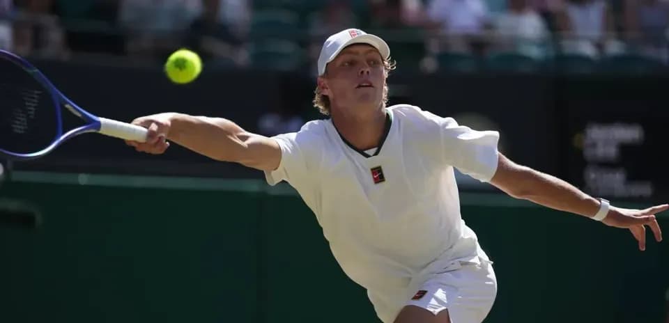 Jugador de tenis golpeando la pelota en la cancha
