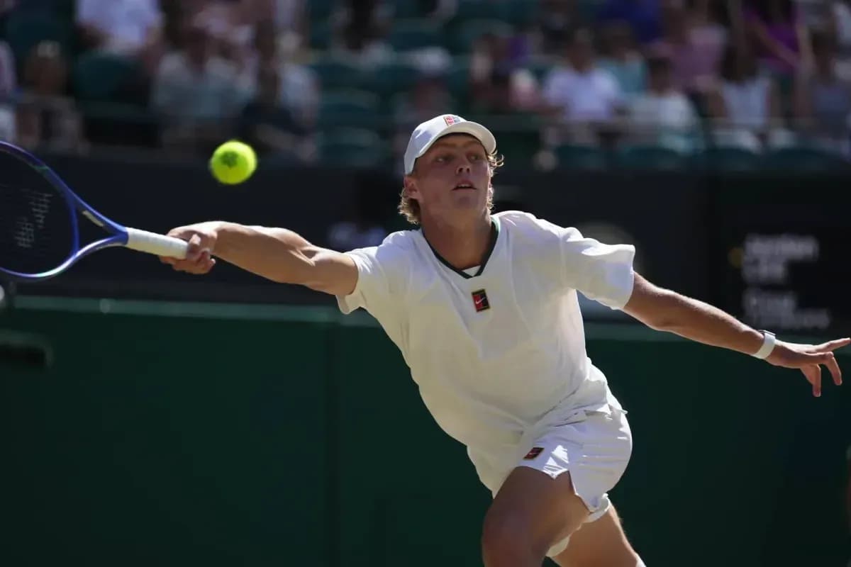 Jugador de tenis golpeando la pelota en la cancha