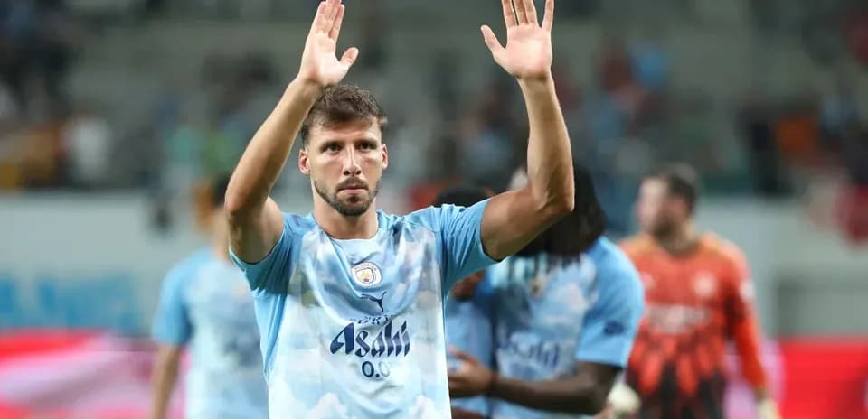 Jugador aplaudiendo después del partido en el estadio