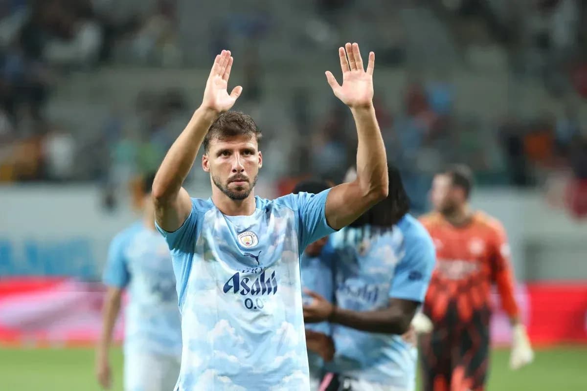 Jugador aplaudiendo después del partido en el estadio